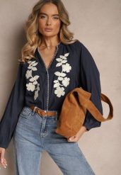 Granatowa Koszula z Bawełny o Kroju Oversize Ozdobiona Haftem w Kwiaty Felvesia. Niebieskie koszule damskie Renee, l, bez wzorów, z bawełny, eleganckie, bez kołnierzyka, bez ramiączek. Za 89.99 zł.