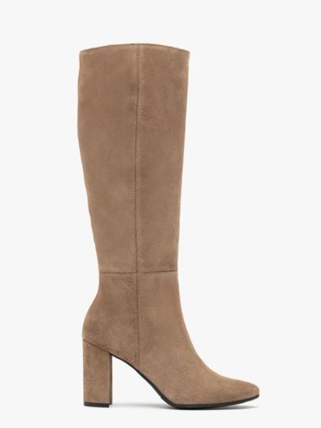 Piaskowe kozaki damskie na słupkowym obcasie. Brązowe kozaki damskie Ryłko, z gumy, z okrągłym noskiem, bez obcasa, na obcasie, bez zapięcia. W wyprzedaży za 499.99 zł.