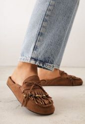 Brązowe Klapki VICES Mule Ozdobione Frędzlami Koralikami i Kokardą Eathelena. Brązowe klapki damskie Renee, bez wzorów, bez obcasa, na płaskiej podeszwie, bez zapięcia. Za 119.99 zł.