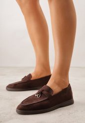 Brązowe Mokasyny z Ekozamszu Zdobione Metaliczną Zawieszką Ralselia. Brązowe mokasyny damskie Renee, bez obcasa. Za 99.99 zł.