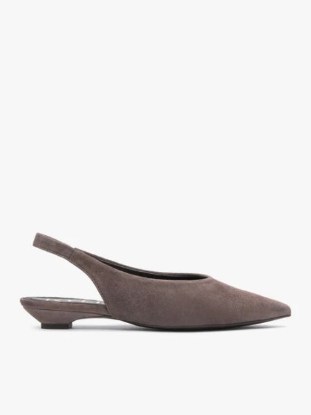 Ciemnobrązowe czółenka slingback w szpic. Brązowe czółenka damskie Ryłko, bez wzorów, z gumy, bez obcasa. Za 399.99 zł.
