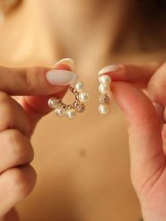 Pierres de Jade Pozłacane kolczyki-półkreole z perłami i cyrkoniami rozmiar: onesize. Białe kolczyki damskie Pierres de Jade, z cyrkonią, pozłacane. Za 43.99 zł.