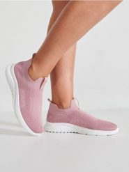 Trampki - różowy. Czerwone trampki damskie Sinsay, bez wzorów, bez zapięcia. Za 39.99 zł.