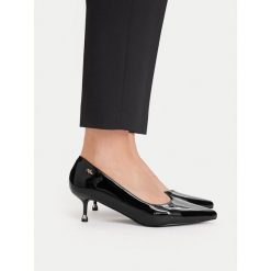 Czółenka MEXX. Czarne czółenka damskie Mexx, bez wzorów, bez obcasa. Za 329.99 zł.