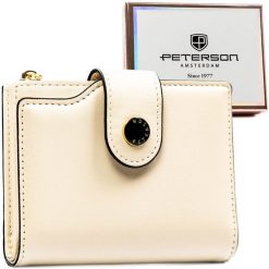 Średni portfel damski ze skóry ekologicznej w beżowym kolorze, mieści dowód rejestracyjny PTN 012-JK6 Peterson. Brązowe portfele damskie Peterson, bez wzorów, ze skóry ekologicznej. Za 79.99 zł.