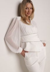 Biała Bluzka Kopertowa VICES z Dekoltem V Bufiastymi Rękawkami i Zaakcentowanymi Ramionami Tine. Białe bluzki damskie Born2be, l, bez wzorów, z jeansu, eleganckie, bez kołnierzyka, bez ramiączek. Za 159.99 zł.