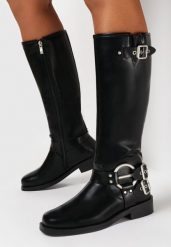 Czarne Kozaki Biker z Ozdobną Klamerką i Kwadratowym Noskiem Bellena. Czarne kozaki damskie Born2be, bez obcasa, na płaskiej podeszwie, bez zapięcia. Za 209.99 zł.