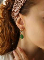 L'Atelier de Gaia Pozłacane kolczyki-wkrętki z agatami i cyrkoniami rozmiar: onesize. Zielone kolczyki damskie L'Atelier de Gaia, z agatem, pozłacane. Za 96.60 zł.