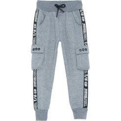 Jasnoszare Dresowe Suited Up. Spodnie dresowe chłopięce marki 4F. Za 69.99 zł.