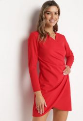 Czerwona Sukienka Kopertowa z Ozdobnym Marszczeniem Ohildria. Czerwone sukienki damskie Born2be, bez wzorów, eleganckie, bez ramiączek. Za 49.99 zł.