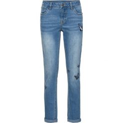 Dżinsy Girlfriend z haftem z motywem motyli bonprix niebieski "bleached". Niebieskie jeansy damskie bonprix. Za 139.99 zł.