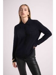 Maison Héritage Cashmere Kaszmirowa koszula w kolorze czarnym rozmiar: S. Czarne koszule damskie Maison Héritage Cashmere, s, bez wzorów, z kaszmiru, bez kołnierzyka, bez ramiączek. Za 506.32 zł.