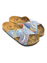 Calceo Klapki w kolorze niebieskim ze wzorem rozmiar: 38. Niebieskie klapki damskie Calceo, bez wzorów, z materiału, z otwartym noskiem, bez obcasa, bez zapięcia. Za 126.99 zł.