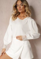 Biała Koszulowa Bluzka Retro z Ozdobną Koronką i Marszczeniem Udeviana. Białe bluzki damskie Renee, m, bez wzorów, z koronki, eleganckie, bez kołnierzyka, bez ramiączek. Za 49.99 zł.