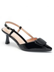 C'M Czółenka w kolorze czarnym rozmiar: 40. Czarne czółenka damskie C'M, bez wzorów, bez obcasa. Za 127.35 zł.