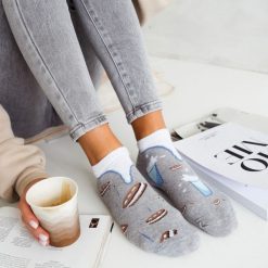 Szare stopki mleko i ciastka (model 805). Szare skarpetki damskie Milena, bez wzorów, z bawełny. Za 14.90 zł.
