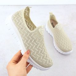 Półbuty sportowe damskie ażurowe slip on beżowe Artiker 56C1016. Brązowe obuwie sportowe casual damskie Artiker, z tkaniny, bez zapięcia. Za 67.50 zł.