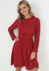 Bordowa Sukienka Plisowana z Paskiem Flyne. Czerwone sukienki damskie Born2be, bez wzorów, eleganckie, bez ramiączek. W wyprzedaży za 101.99 zł.