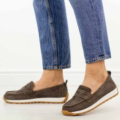 Czekoladowe skórzane mokasyny damskie Sergio Leone sp009. Brązowe mokasyny damskie Sergio Leone, na jesień, z jeansu, z okrągłym noskiem, bez obcasa. Za 199.00 zł.