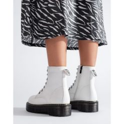 Białe botki damskie sznurowane Big Star KK274536. Białe botki damskie retro, bez obcasa, bez zapięcia. Za 310.99 zł.