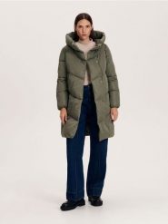 Pikowany płaszcz - jasny zielony. Zielone płaszcze damskie Reserved, bez wzorów, z tkaniny, bez kaptura. W wyprzedaży za 69.99 zł.