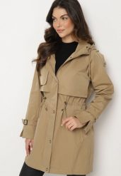 Ciemnobeżowa Kurtka Parka Płaszcz z Kapturem Ściągany w Pasie Jukoltta. Brązowe kurtki damskie Born2be, l, bez wzorów, z kapturem. Za 349.99 zł.
