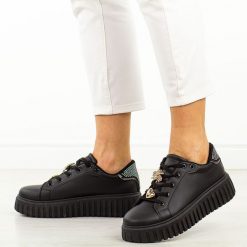 Czarne sneakersy damskie Jezzi News 4756. Czarne obuwie sportowe damskie Jezzi, na jesień, z dresówki, bez zapięcia, trekkingowe. Za 129.00 zł.