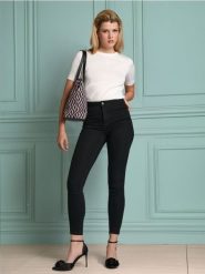 Jeansy skinny - czarny. Czarne jeansy damskie Sinsay, z podwyższonym stanem. W wyprzedaży za 22.99 zł.