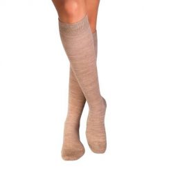 Długie skarpetki 3/4 z cienkiej wełny w kolorze beżowym. Brązowe skarpetki damskie OEM, bez wzorów, z wełny. W wyprzedaży za 57.39 zł.
