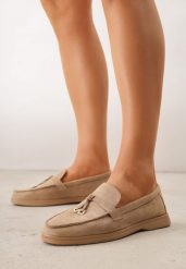 Ciemnobeżowe Mokasyny VICES Casualowe ze Skórzaną Wkładką i Metalowymi Ozdobami Dinsmore. Brązowe mokasyny damskie Renee, z materiału, z okrągłym noskiem, bez obcasa. Za 89.99 zł.