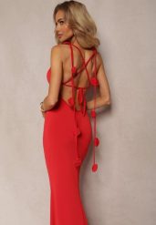 Czerwona Dopasowana Sukienka ze Sznurkami na Plecach Ozdobionymi Kwiatami Drivia. Czerwone sukienki damskie Renee, z aplikacjami, eleganckie, bez ramiączek. W wyprzedaży za 151.99 zł.