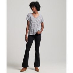 Damska koszulka z haftem i płomieniem v-neck Superdry. Niebieskie koszulki sportowe damskie Superdry, bez wzorów, bez ramiączek. Za 124.70 zł.