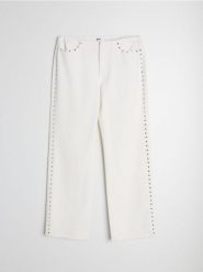 Jeansy wide leg low waist z ozdobnymi ćwiekami - kremowy. Białe jeansy damskie Sinsay. Za 69.99 zł.