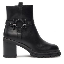 Botki Marco Tozzi. Czarne botki damskie Marco Tozzi, bez obcasa, na słupku, bez zapięcia. Za 459.99 zł.