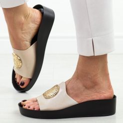 Złote klapki damskie na platformie Potocki 43326. Żółte klapki damskie POTOCKI, z aplikacjami, ze skóry, bez obcasa, na platformie, bez zapięcia. Za 149.00 zł.