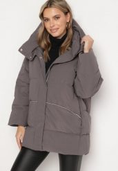 Ciemnoszara Pikowana Kurtka o Kroju Oversize z Kapturem Kieszeniami i Cyrkoniami Metania. Szare kurtki damskie Born2be, l, z aplikacjami, z dzianiny, z kapturem. Za 279.99 zł.