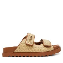 Klapki Guess. Brązowe klapki damskie Guess, z aplikacjami, bez obcasa, bez zapięcia. Za 359.99 zł.
