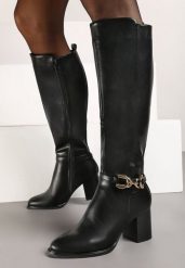 Czarne Eleganckie Kozaki na Słupku z Ozdobnym Detalem przy Cholewce Resini. Czarne kozaki damskie Born2be, z jeansu, bez obcasa, na obcasie, bez zapięcia. Za 149.99 zł.
