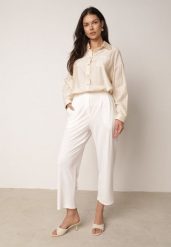 Białe Spodnie z Eleganckimi Zakładkami i Nogawkami o Długości 3/4 Dorasea. Białe spodnie materiałowe damskie Born2be, bez wzorów, z jeansu. Za 69.99 zł.