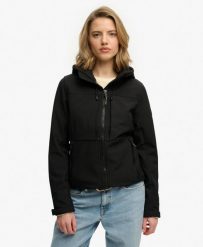 Superdry Kurtka Hooded Classic Trekker slim, wodoodporna, poliester z recyklingu. Czarne kurtki damskie Superdry, bez wzorów, z elastanu. Za 464.15 zł.