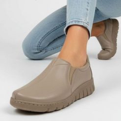 Półbuty damskie Wasak, płaskie skórzane na szeroką stopę z gumką w podbiciu, latte, 415N. Brązowe półbuty damskie Wasak, na jesień, bez wzorów, ze skóry, bez obcasa, na płaskiej podeszwie, bez zapięcia. Za 263.99 zł.