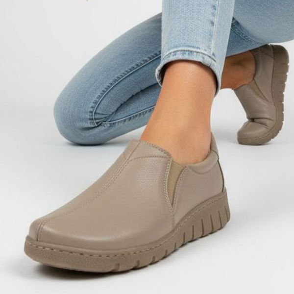 Półbuty damskie Wasak, płaskie skórzane na szeroką stopę z gumką w podbiciu, latte, 415N. Brązowe półbuty damskie Wasak, bez wzorów, ze skóry, eleganckie, bez ramiączek. Za 309.00 zł.