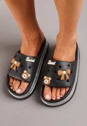 Czarne Klapki na Platformie z Ozdobnymi Aplikacjami na Szerokim Pasku Daissy. Czarne klapki damskie Born2be, z aplikacjami, bez obcasa, na platformie, bez zapięcia. Za 39.99 zł.