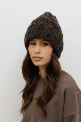WEŁNIANA CZAPKA PRINCE CZEKOLADOWA One size - Flawless. Brązowe czapki damskie Flawless, na zimę, bez wzorów, z poliakrylu. Za 287.00 zł.