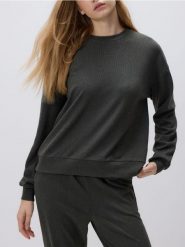 Gładka bluza - ciemnoszary. Szare bluzy damskie Reserved, l, bez wzorów, z dzianiny, bez kaptura. W wyprzedaży za 45.99 zł.