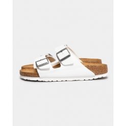 Klapki damskie Birkenstock Arizona Bf. Białe klapki damskie Birkenstock, bez wzorów, z materiału, bez obcasa, bez zapięcia. Za 502.00 zł.