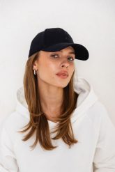 CZAPKA GAIA CZARNA One size - Flawless. Czarne czapki z daszkiem damskie Flawless, bez wzorów, z tkaniny. Za 160.00 zł.