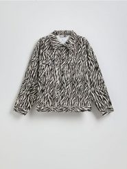 Jeansowa kurtka ze zwierzęcym wzorem - wielobarwny. Kurtki damskie Reserved, l, bez wzorów, z denimu, bez kaptura. W wyprzedaży za 69.99 zł.