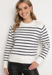 Biały Sweter w Paski o Klasycznym Kroju Rialira. Białe swetry klasyczne damskie Born2be, uniwersalny, z jeansu, bez kołnierzyka. Za 139.99 zł.