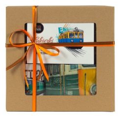 Zestaw prezentowy dla fana kolei (Zawartość paczki: koszulka, torba, kubek, słodycze; Rozmiar koszulki / bluzy: M (damska); Kolor koszulki / bluzy: ja. Brązowe koszulki damskie nikiniki, m, bez wzorów, z bawełny, bez kołnierzyka, bez ramiączek. Za 169.00 zł.